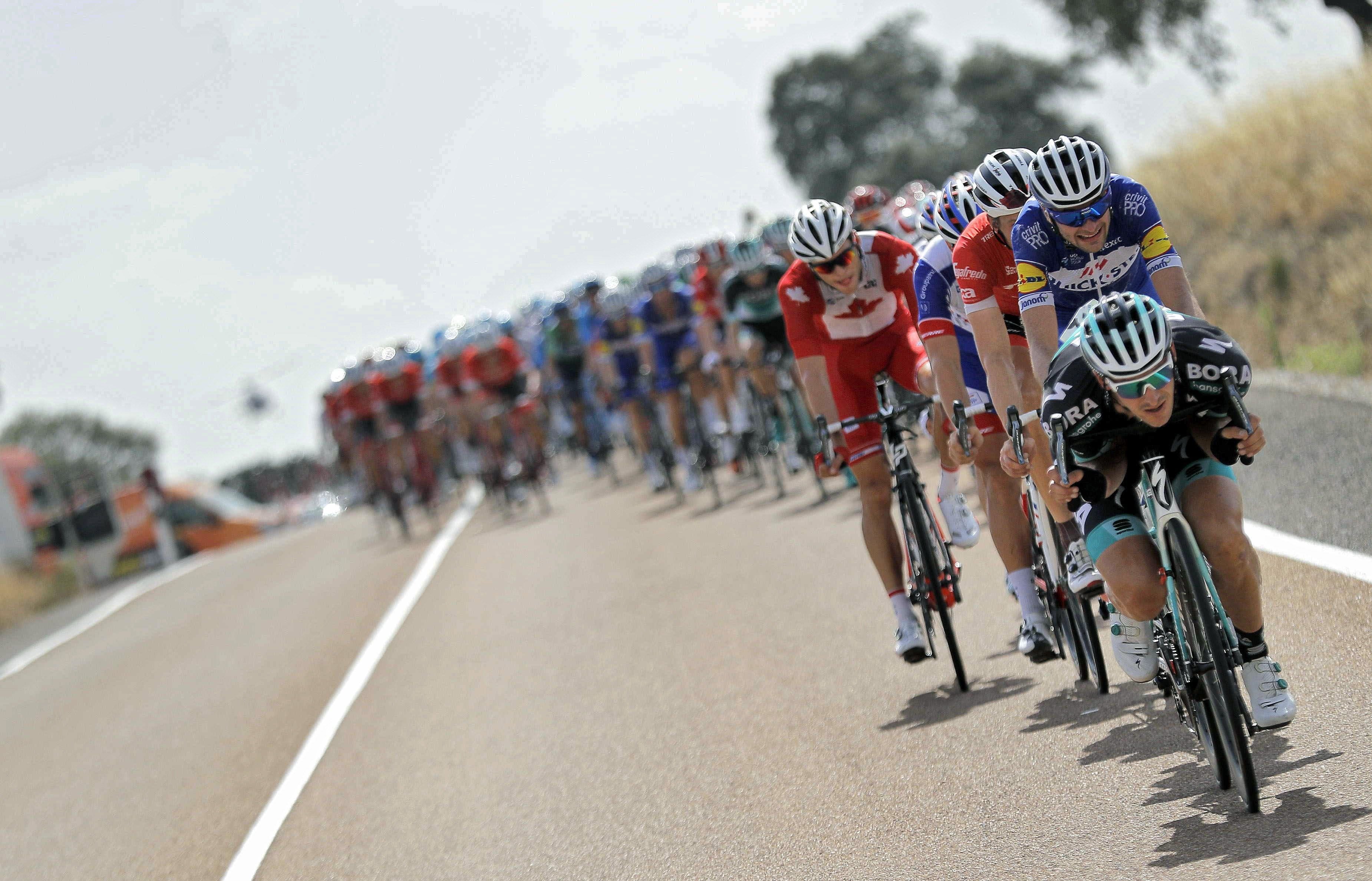 Thibaut Pinot gana en la cima de Los Lagos de Covadonga la 15ª etapa de la Vuelta a España Thibaut Pinot gana en la cima de Los Lagos de Covadonga la 15ª etapa de la Vuelta a España