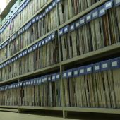 Música, poemas, cuentos e incluso discursos históricos: miles de vinilos esperan ser clasificados en la Biblioteca Nacional