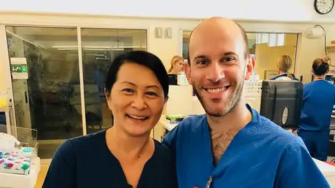 Enfermera y médico se reencuentran Enfermera y médico se reencuentran