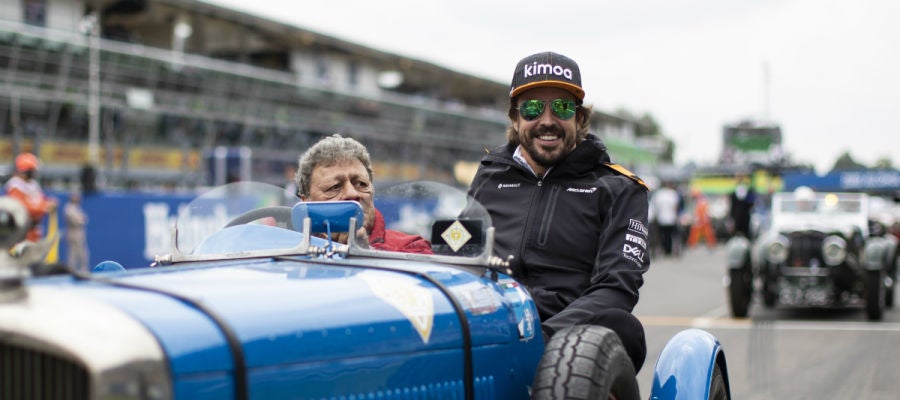 Fernando Alonso, en un coche clásico Fernando Alonso, en un coche clásico