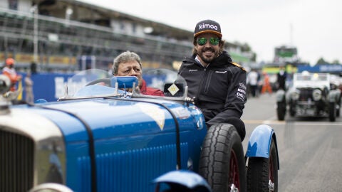 Fernando Alonso, en un coche cl&aacute;sico