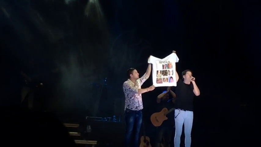 Andy y Lucas vuelven a mostrar su camiseta de 'Justicia ya' tapando la foto de Gabriel Cruz Andy y Lucas vuelven a mostrar su camiseta de 'Justicia ya' tapando la foto de Gabriel Cruz