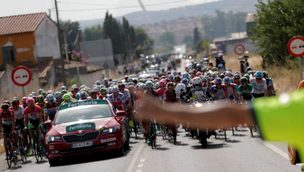 El pelotón durante la novena etapa de la Vuelta ciclista que se disputa entre Talavera de la Reina (Toledo) y Alto de La Covatilla (Béjar)