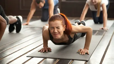 Agujetas tras un duro día de ejercicio Agujetas tras un duro día de ejercicio