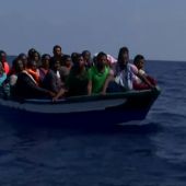Imagen de una patera con un grupo de migrantes a bordo