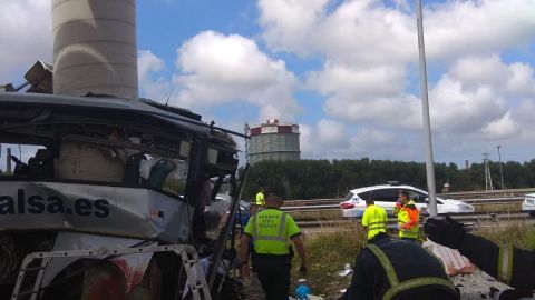 Labores de emergencia en el accidente de autob&uacute;s en Avil&eacute;s