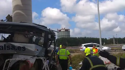 Labores de emergencia en el accidente de autobús en Avilés Labores de emergencia en el accidente de autobús en Avilés