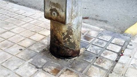 Farola del alumbrado p&uacute;blico de Elche con un agujero en su base como consecuencia de la corrosi&oacute;n