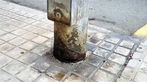 Farola del alumbrado público de Elche con un agujero en su base como consecuencia de la corrosión Farola del alumbrado público de Elche con un agujero en su base como consecuencia de la corrosión