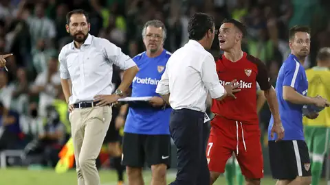 Roque Mesa se marcha expulsado del derbi contra el Betis Roque Mesa se marcha expulsado del derbi contra el Betis