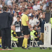 Jaime Latre se acerca al monitor del VAR durante el Real Madrid - Leganés
