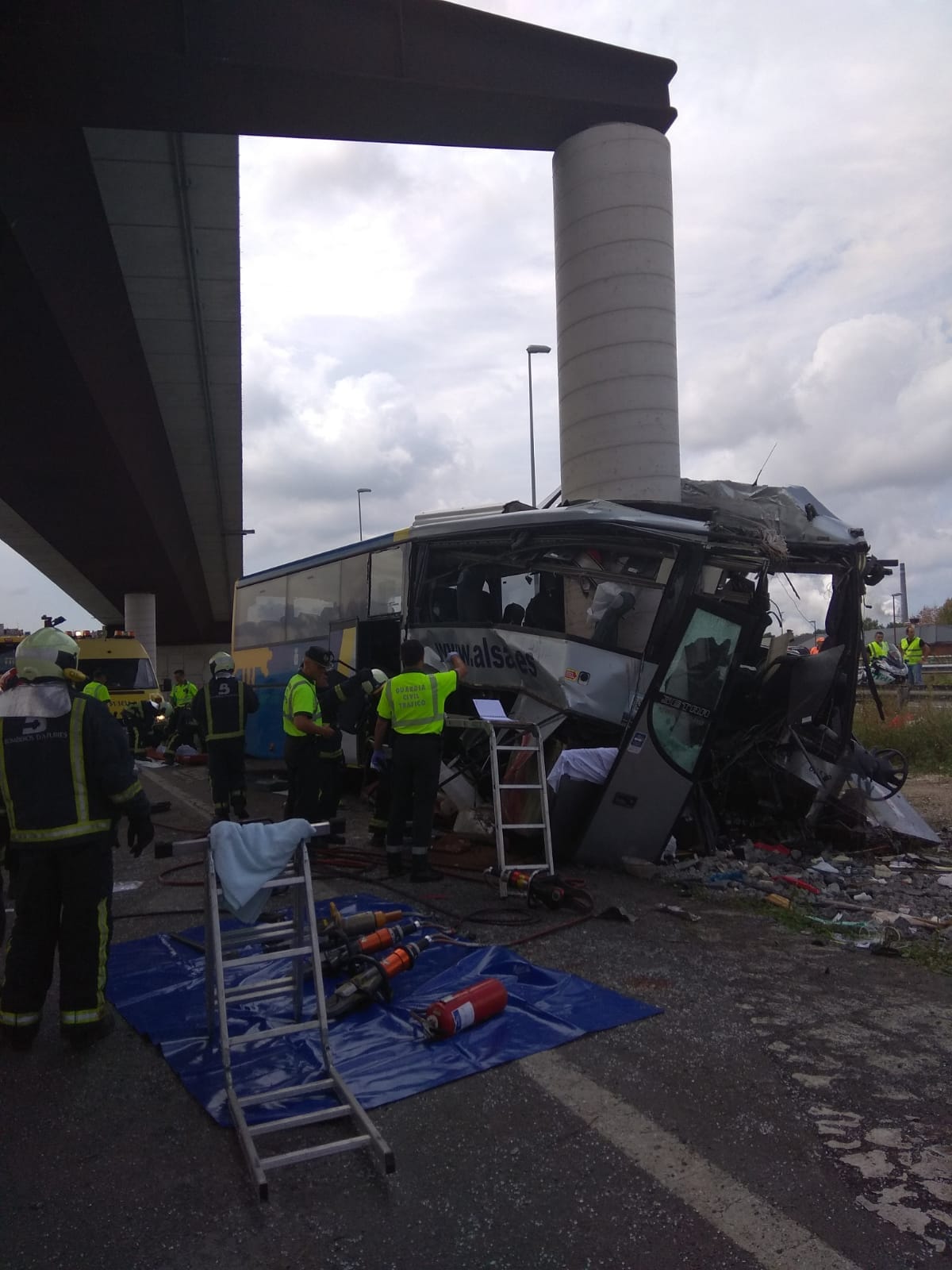 Al menos cinco muertos al chocar un autobús con un pilar en una variante de Avilés Al menos cinco muertos al chocar un autobús con un pilar en una variante de Avilés
