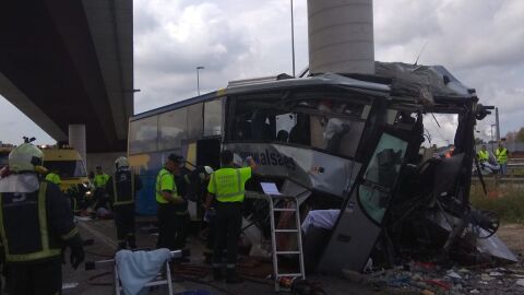 El autob&uacute;s de Alsa empotrado en una columna de hormig&oacute;n en Avil&eacute;s