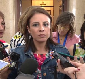 Adriana Lastra, sobre Ana Pastor: "Empieza a parecerse más a Pablo Casado que a la presidenta" Adriana Lastra, sobre Ana Pastor: "Empieza a parecerse más a Pablo Casado que a la presidenta"
