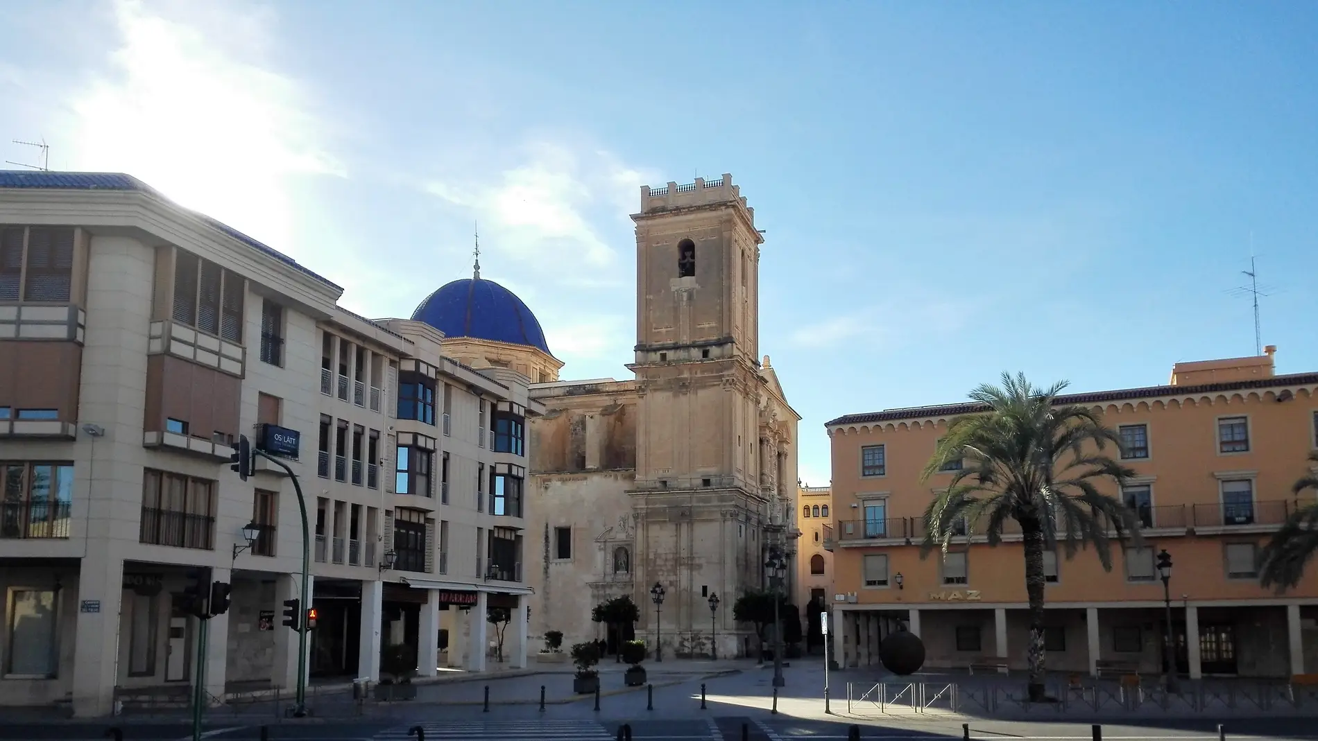 Basílica de Santa María en la plaza del Congreso Eucarístico de Elche.