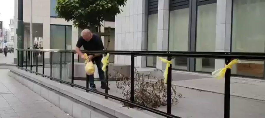 Un operario retira varios lazos amarillos colocados a la entrada del Tribunal belga antes de la vista sobre Llarena Un operario retira varios lazos amarillos colocados a la entrada del Tribunal belga antes de la vista sobre Llarena