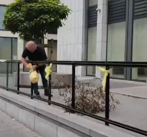 Un operario retira varios lazos amarillos colocados a la entrada del Tribunal belga antes de la vista sobre Llarena Un operario retira varios lazos amarillos colocados a la entrada del Tribunal belga antes de la vista sobre Llarena