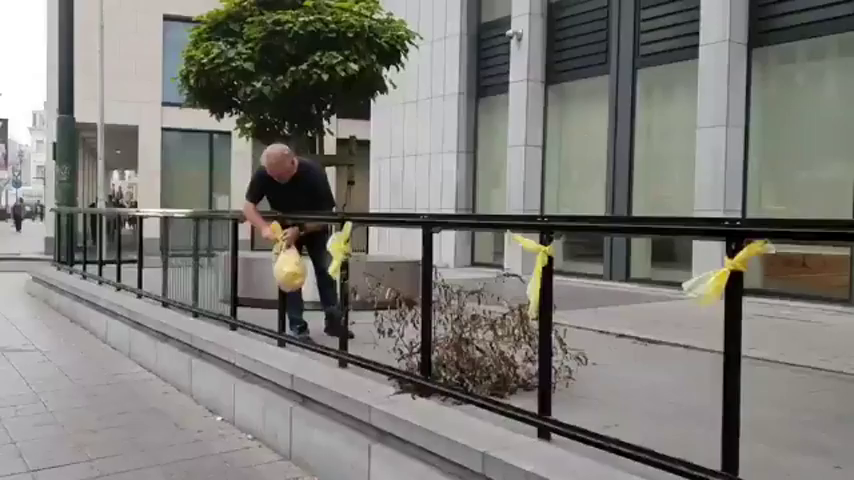 Un operario retira lazos amarillos colocados a la entrada del Tribunal belga antes de la vista sobre el juez Llarena Un operario retira lazos amarillos colocados a la entrada del Tribunal belga antes de la vista sobre el juez Llarena