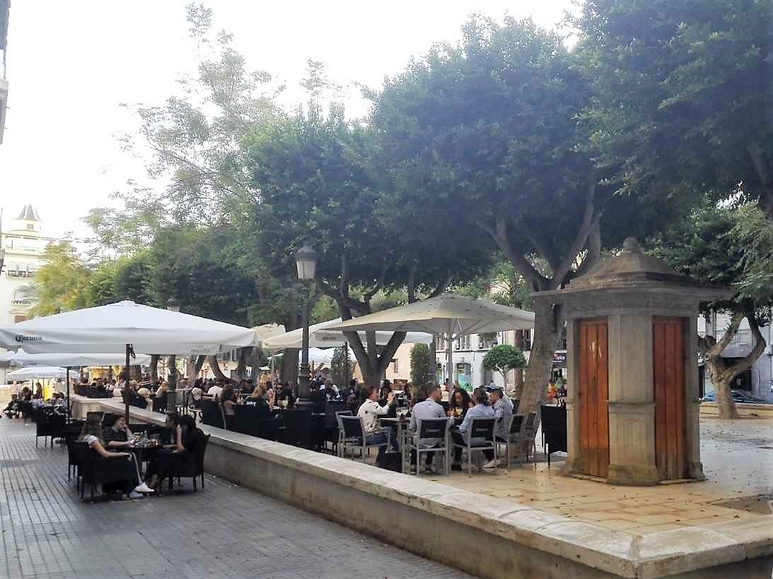 Elche espera que “la mayoría” de locales de hostelería pidan más espacio para mesas y sillas en la calle Elche espera que “la mayoría” de locales de hostelería pidan más espacio para mesas y sillas en la calle