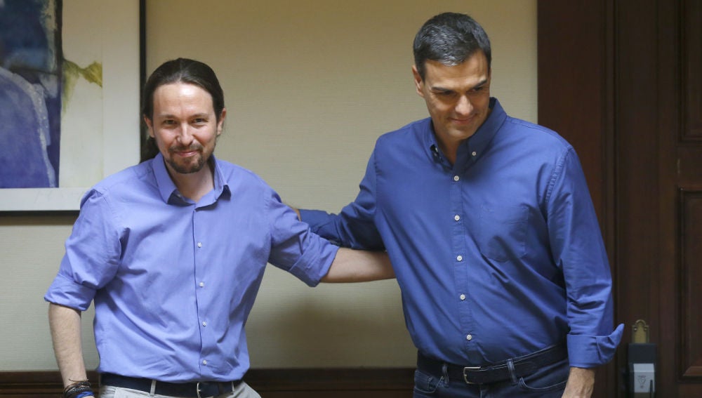 El presidente del Gobierno, Pedro Sánchez, y el líder de Podemos, Pablo Iglesias