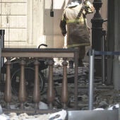 Un bombero trabaja en el Museo Nacional donde la tarde del domingo se originó un incendio