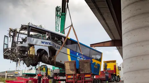 Una grúa retira los restos del autobús de la compañía Alsa Una grúa retira los restos del autobús de la compañía Alsa