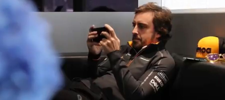 Fernando Alonso con el móvil Fernando Alonso con el móvil