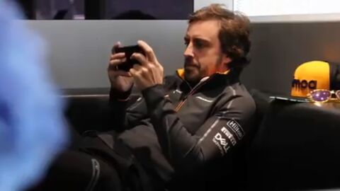 Fernando Alonso con el m&oacute;vil