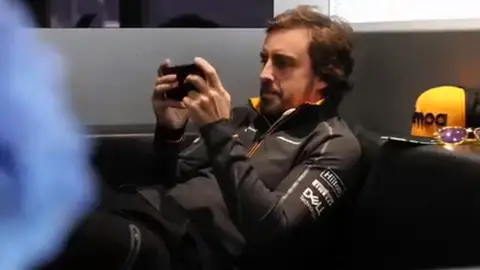 Fernando Alonso con el móvil Fernando Alonso con el móvil