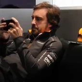 Fernando Alonso con el móvil Fernando Alonso con el móvil