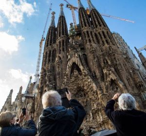Turistas haciendo fotos a la Sagrada Familia (Barcelona) Turistas haciendo fotos a la Sagrada Familia (Barcelona)