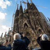Turistas haciendo fotos a la Sagrada Familia (Barcelona)