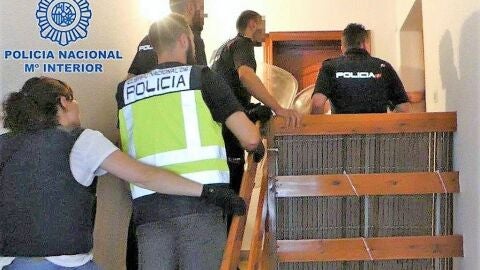 Agentes de la Polic&iacute;a Nacional de Elda durante la operaci&oacute;n policial