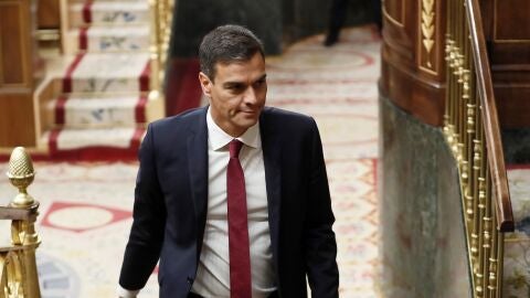 El presidente del Ejecutivo, Pedro S&aacute;nchez, entra al hemiciclo del Congreso de los Diputados