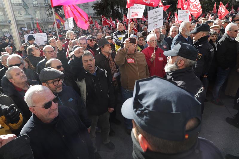 Los pensionistas vuelven a cortar el tráfico en el Congreso para pedir un IPC "real" Los pensionistas vuelven a cortar el tráfico en el Congreso para pedir un IPC "real"
