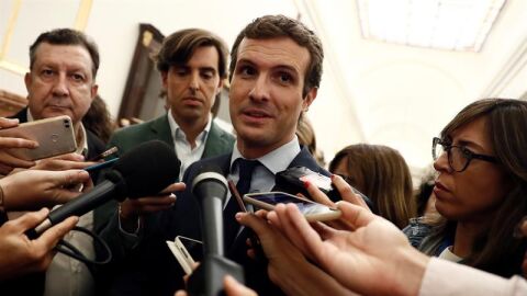 Pablo Casado en los pasillos del Congreso