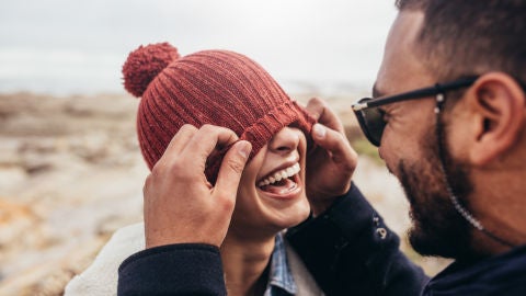 Pareja ri&eacute;ndose