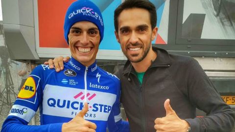 El ciclista Alberto Contador, con Enric Mas. 