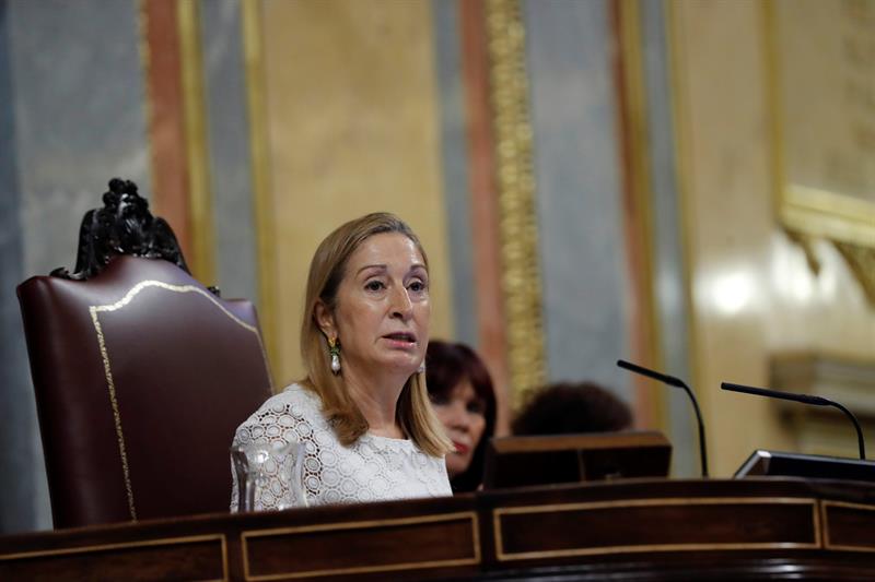 El Gobierno presentará una queja contra Ana Pastor por su forma de dirigir el enfrentamiento entre Sánchez y Rivera El Gobierno presentará una queja contra Ana Pastor por su forma de dirigir el enfrentamiento entre Sánchez y Rivera