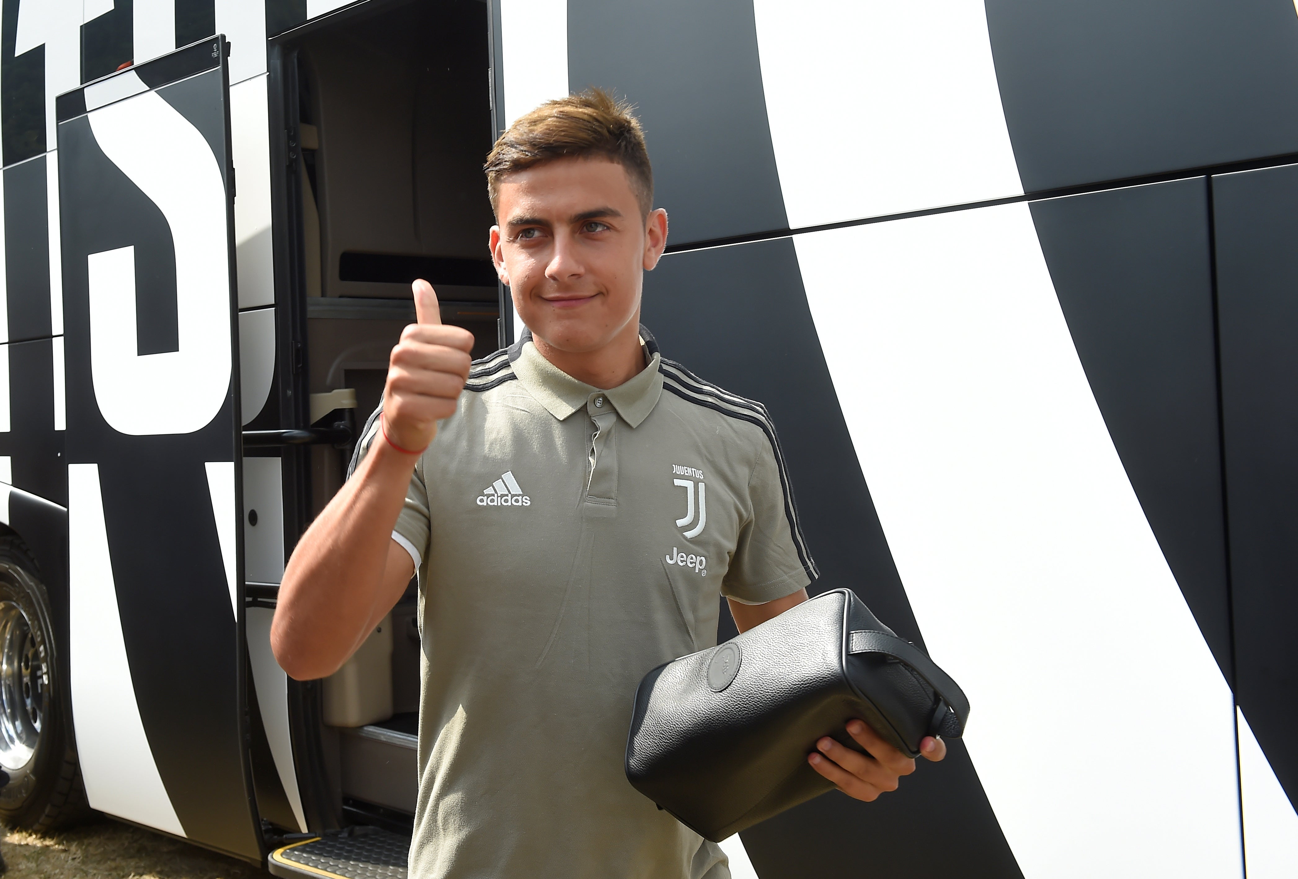 El presidente del Palermo, sobre Dybala: "Creo que en enero se irá a España o a Inglaterra" El presidente del Palermo, sobre Dybala: "Creo que en enero se irá a España o a Inglaterra"