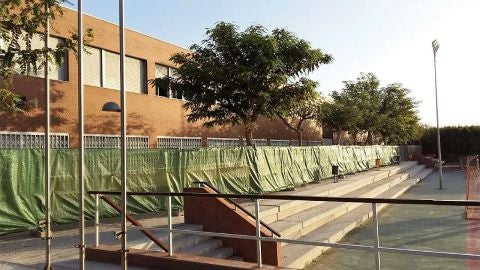 Imagen de archivo del vallado en la fachada interior del IES de Torrellano se instal&oacute; en octubre de 2016.