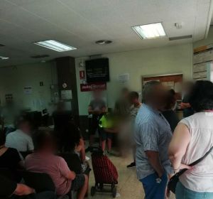 Desempleados esperan a ser atendidos en la oficina del Servef Desempleados esperan a ser atendidos en la oficina del Servef