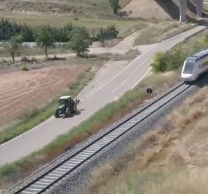 En algunos tramos de Teruel los tractores van más rápido que los trenes AVE En algunos tramos de Teruel los tractores van más rápido que los trenes AVE