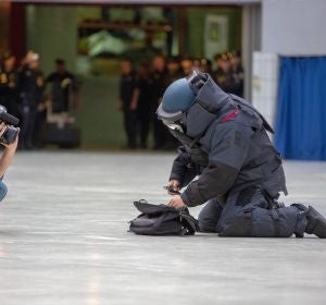 Imagen de un TEDAX realizando un simulacro Imagen de un TEDAX realizando un simulacro
