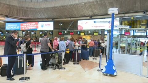 El Gobierno estudia declarar los vuelos a Canarias como un 'servicio p&uacute;blico'