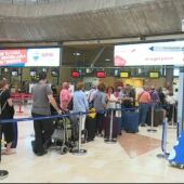 El Gobierno estudia declarar los vuelos a Canarias como un 'servicio público'