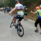 La maniobra de Peter Sagan en plena ascensión que hizo enloquecer a los aficionados La maniobra de Peter Sagan en plena ascensión que hizo enloquecer a los aficionados