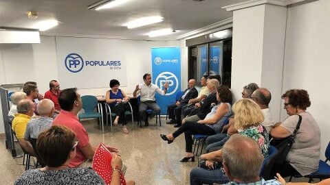 Alcaldes ped&aacute;neos en la sede del PP de Elche 