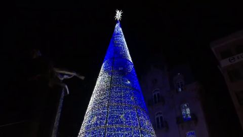  Vigo inició este miércoles el montaje de sus luces de Navidad,