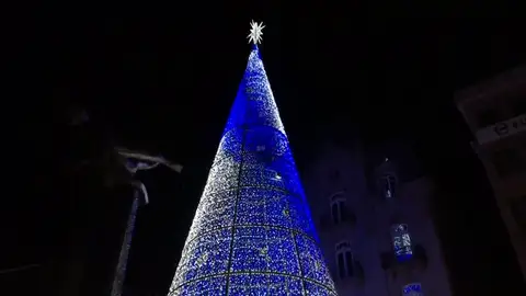 Imagen de archivo del árbol de Navidad de Vigo. Vigo inició este miércoles el montaje de sus luces de Navidad,
